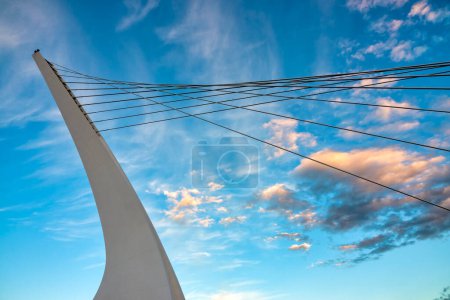 Foto de Vista del Ponte Ennio Flaiano al atardecer, Pescara, Italia - Imagen libre de derechos