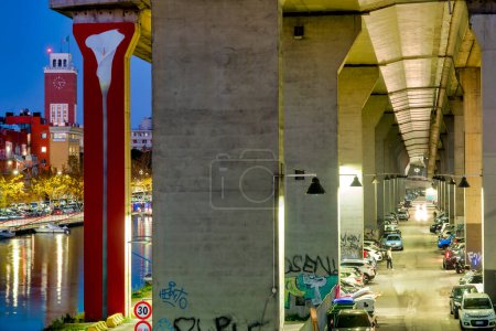 Téléchargez les photos : "Callalily "murale de l'artiste italien Pep Marchegiani sur un pylône autoroutier, Pescara, Italie - en image libre de droit