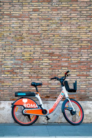 Téléchargez les photos : E-bike stationné Via dei Fori Imperiali, Rome, Italie - en image libre de droit