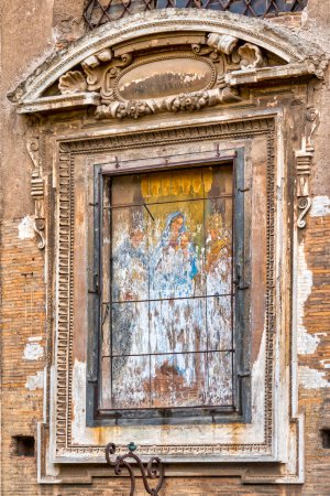 Téléchargez les photos : Ruined Madonna Aedicula on the walls of the Church of Santi Domenico e Sisto, Rome, Italy - en image libre de droit