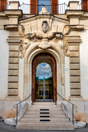 Téléchargez les photos : Porte monstrueuse du Palazzo Zuccari, Rome, Ital - en image libre de droit