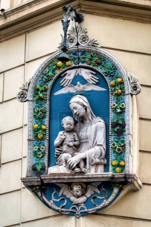 Foto de Virgen y Niño de cerámica en Via Sistina, Roma, Italia - Imagen libre de derechos