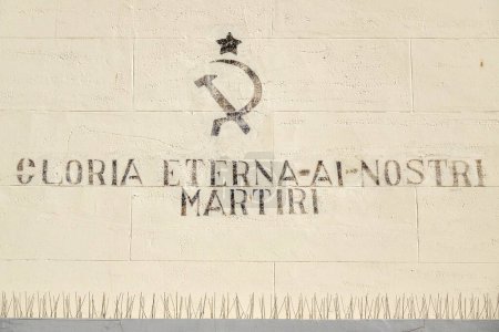 Téléchargez les photos : Graffitis politiques pour les élections du 18 avril 1948 sur la façade de la mairie, Pianella, Italie - en image libre de droit