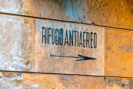 Foto de Señal de dirección para el refugio antiaéreo en una pared del distrito de Garbatella, Roma, Italia - Imagen libre de derechos