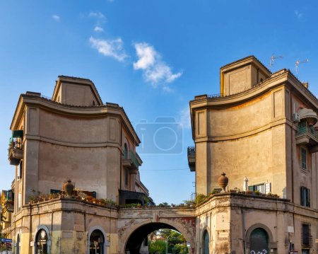 Foto de Edificios en Piazza di Sant 'Eurosia en el barrio de Garbatella, Roma, Italia - Imagen libre de derechos