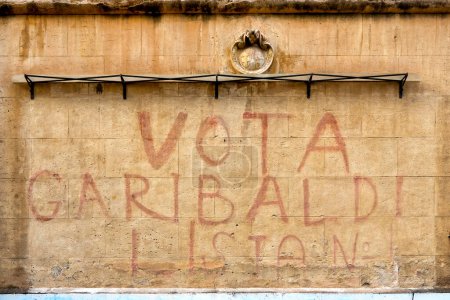 Foto de Recién restaurada Vota Garibaldi lista N1 escritura electoral (1948) en Garbatella, Roma, Italia - Imagen libre de derechos