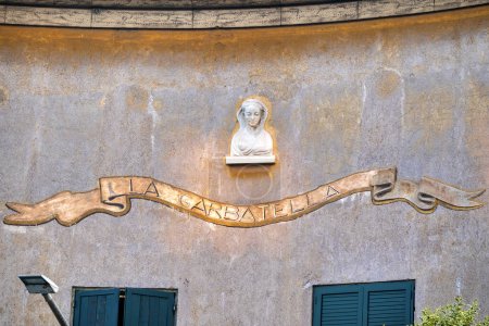 Foto de Efigie de "La Garbatella", el posadero que la leyenda dice que dio al barrio su nombre, Roma, Italia - Imagen libre de derechos