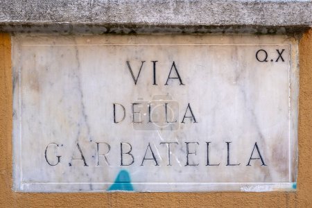 Foto de "Placa de mármol de Via della Garbatella en una pared, Roma, Ital - Imagen libre de derechos
