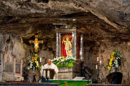 Foto de Santa Misa en la Gruta del Santuario de San Miguel Arcángel, Monte Sant 'Angelo, Italia - Imagen libre de derechos