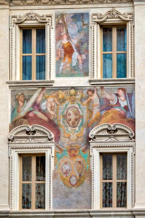 Téléchargez les photos : Décorations maniéristes sur la façade du Palazzetto de Tizio da Spoleto sur la Piazza Sant Eustachio, Rome, Italie - en image libre de droit