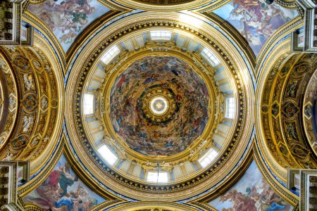 Téléchargez les photos : Coupole fresquée de l'église de Sant 'Agnese à Agone, Rome, Italie - en image libre de droit