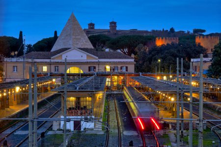 Foto de Vista trasera de la estación de tren Roma Porta San Paolo, Roma, Italia - Imagen libre de derechos