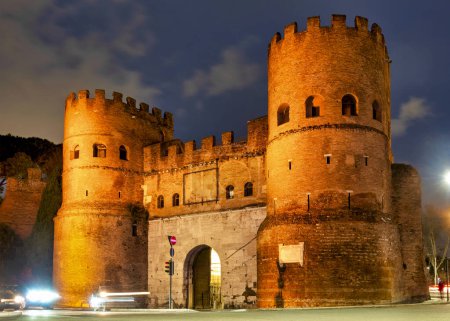 Téléchargez les photos : Vue de la Porta San Paolo la nuit, Rome, Italie - en image libre de droit