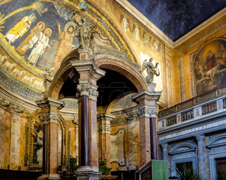 Foto de Interior de la Iglesia de Santa Prassede, Roma, Italia - Imagen libre de derechos