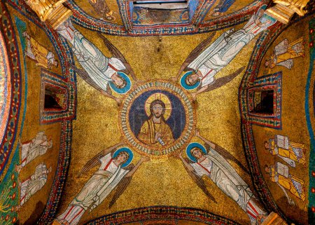 Foto de Techo de la capilla de San Zeno en la Iglesia de Santa Prassede, Roma, Italia - Imagen libre de derechos