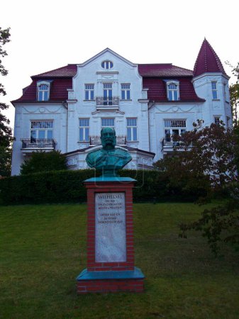 Téléchargez les photos : Heringsdorf, Mecklenburg-West Pomerania / Germany - September 12, 2015: Bronze bust of Kaiser Wilhelm I in front of Villa Staudt - en image libre de droit