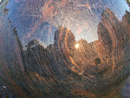 Foto de Reflection in a granite ball - Imagen libre de derechos