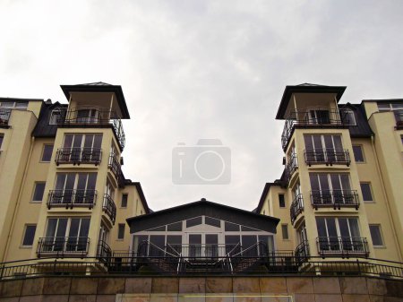 Téléchargez les photos : A building complex with twin towers - en image libre de droit