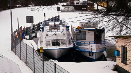 Foto de Excursion boats at the lock in winter - Imagen libre de derechos