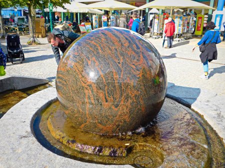 Foto de Heringsdorf, Mecklenburg Vorpommern / Germany - September 09, 2017: The fountain with the granite ball - Imagen libre de derechos