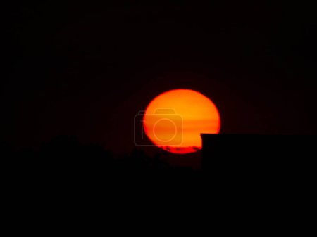 Foto de La puesta de sol detrás de la casa - Imagen libre de derechos