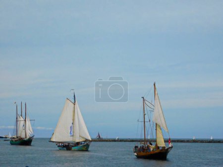 Foto de Barcos en la vela Hanse en la costa del Mar Báltico - Imagen libre de derechos
