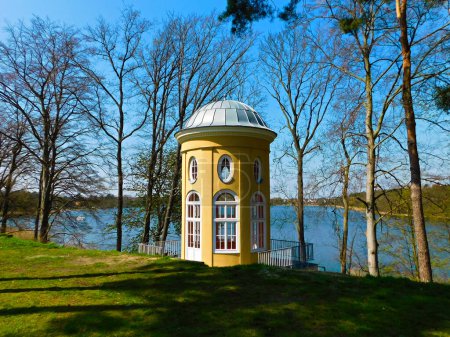 Téléchargez les photos : Un pavillon au lac de la ville - en image libre de droit