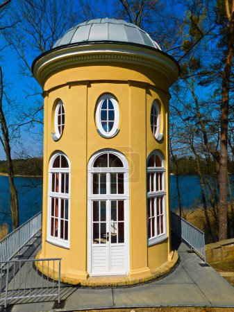 Téléchargez les photos : Un pavillon au lac de la ville - en image libre de droit