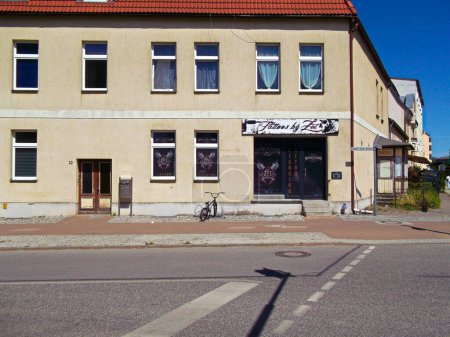 Téléchargez les photos : Ville de Templin in the Uckermark, Brandebourg / Allemagne - 03 juin 2023 : Studio de tatouage et de perçage dans le bâtiment - en image libre de droit