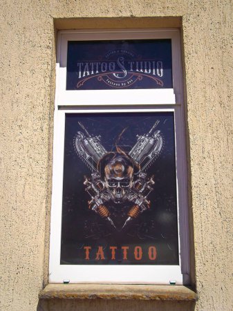 Téléchargez les photos : Ville de Templin in the Uckermark, Brandebourg / Allemagne - 03 juin 2023 : Vitrine d'un studio de tatouage - en image libre de droit