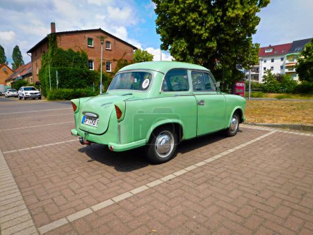 Téléchargez les photos : Ville de Templin in the Uckermark, Brandebourg / Allemagne - 17 juin 2023 : Vintage Tranband 500 sur le parking - en image libre de droit