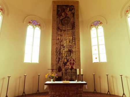Foto de Frstenberg / Havel en el distrito de Oderhavel, Brandeburgo / Alemania - 07 de julio de 2023: El altar en una iglesia protestante - Imagen libre de derechos