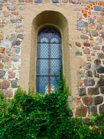 Téléchargez les photos : Fenêtre d'une église protestante dans le village - en image libre de droit