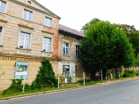 Téléchargez les photos : Boitzenburg dans la municipalité de Boitzenburger Land dans le district d'Uckermark dans le Brandebourg / Allemagne - 27 août 2023 : Rénovation de l'auberge de l'arbre vert - en image libre de droit
