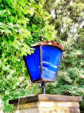 Téléchargez les photos : Lanterne avec verre bleu sur pilier de pierre - en image libre de droit