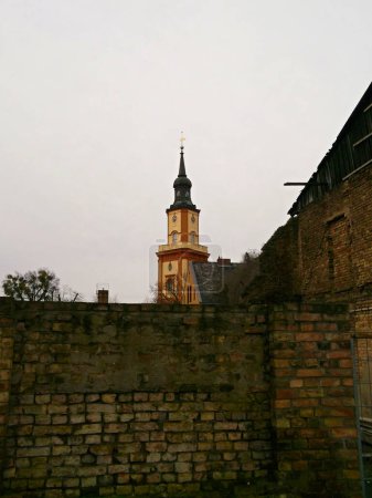 Ruines devant l'église protestante