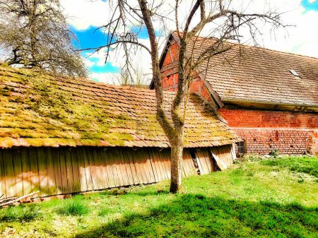 Scheune aus dem Mittelalter in einem Dorf