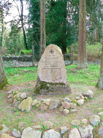 Piedra conmemorativa en honor de los caídos de la Guerra Mundial 1914-1918 con la inscripción - Recuerde, usted pasa por delante porque dieron sus vidas por usted también.