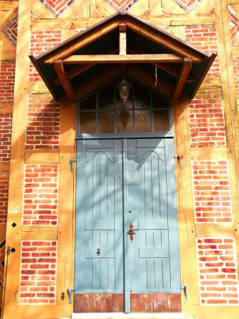 Portal de entrada de la iglesia evangélica luterana de entramado de madera