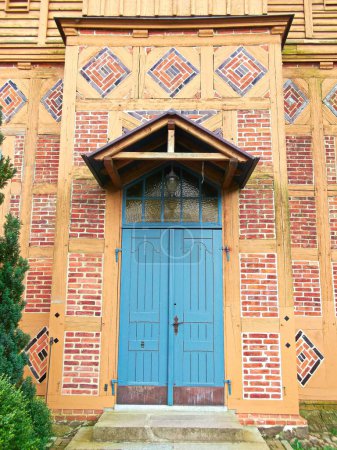 Portal de entrada de la iglesia evangélica luterana de entramado de madera