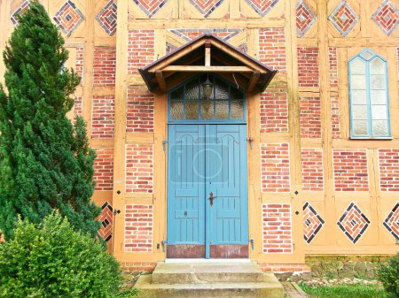 Foto de Portal de entrada de la iglesia evangélica luterana de entramado de madera - Imagen libre de derechos