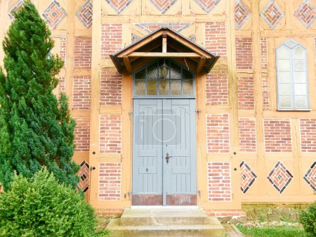 Eingangsportal der evangelisch-lutherischen Fachwerkkirche