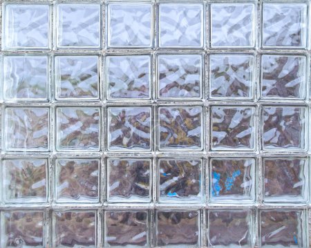 una pared hecha de bloques de vidrio