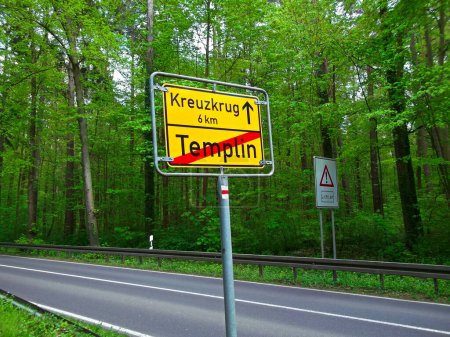 Panneau de sortie de la ville avec l'inscription - Templin - Kreuzkrug 6 km