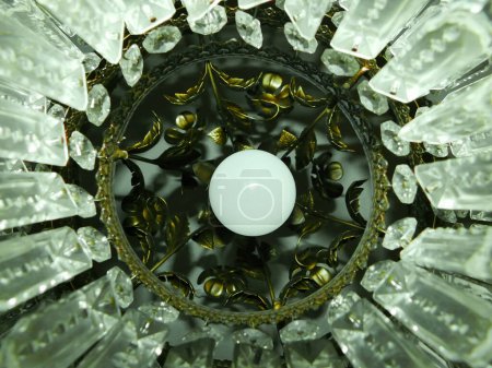 Lustre en cristal photographié d'en bas