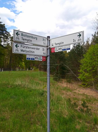 Hinweisschilder für Radwege in der Uckermark mit den Aufschriften Boitzenburg, Templin, Frstenwerder, Metzelthin