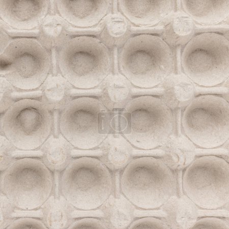 Foto de Una vista superior de un cartón de huevo beige que muestra hendiduras circulares simétricas - Imagen libre de derechos