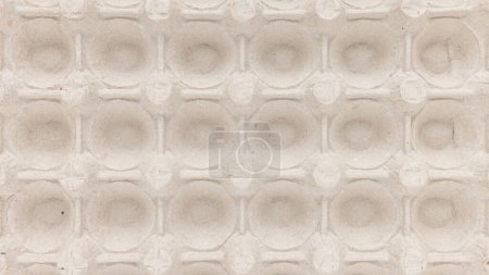 Foto de Una vista superior de un cartón de huevo beige que muestra hendiduras circulares simétricas - Imagen libre de derechos