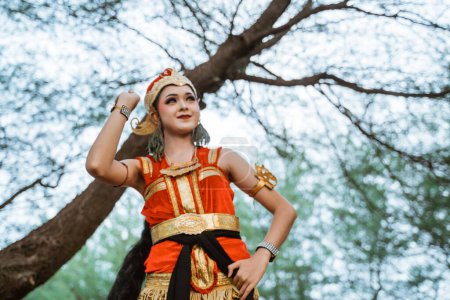 Téléchargez les photos : Portrait de jeunes femmes présentant des mouvements de danse traditionnelle javanaise - en image libre de droit