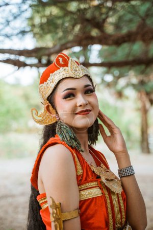 Téléchargez les photos : Portrait de jeunes femmes présentant des mouvements de danse traditionnelle javanaise - en image libre de droit